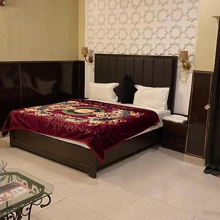 Hotel Royal One Multan Eksteriør billede