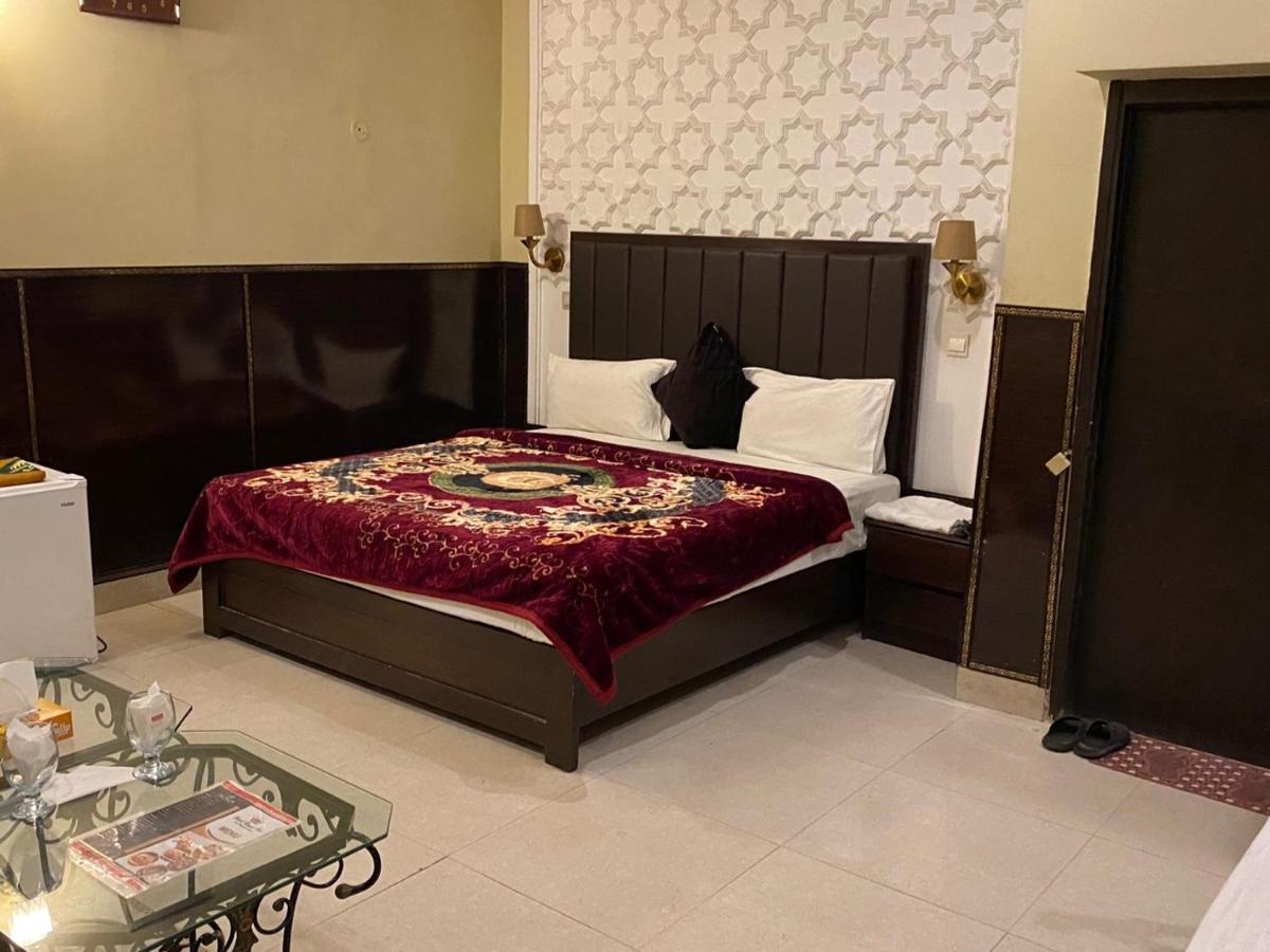 Hotel Royal One Multan Eksteriør billede