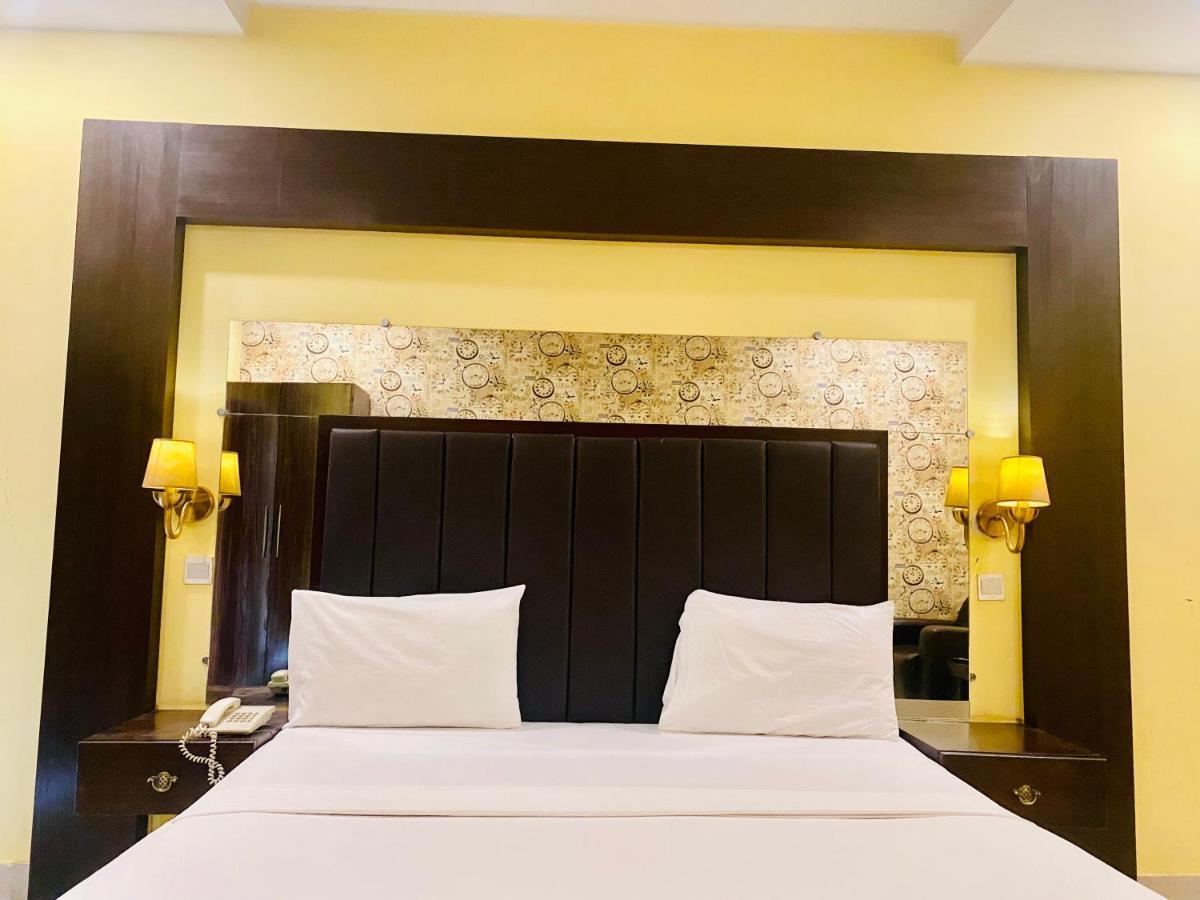 Hotel Royal One Multan Eksteriør billede