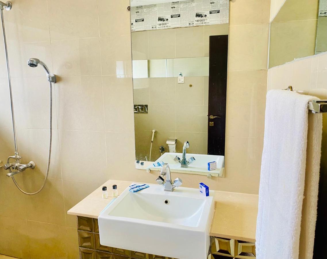 Hotel Royal One Multan Eksteriør billede