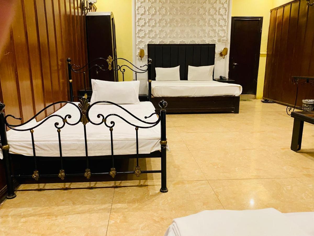 Hotel Royal One Multan Eksteriør billede