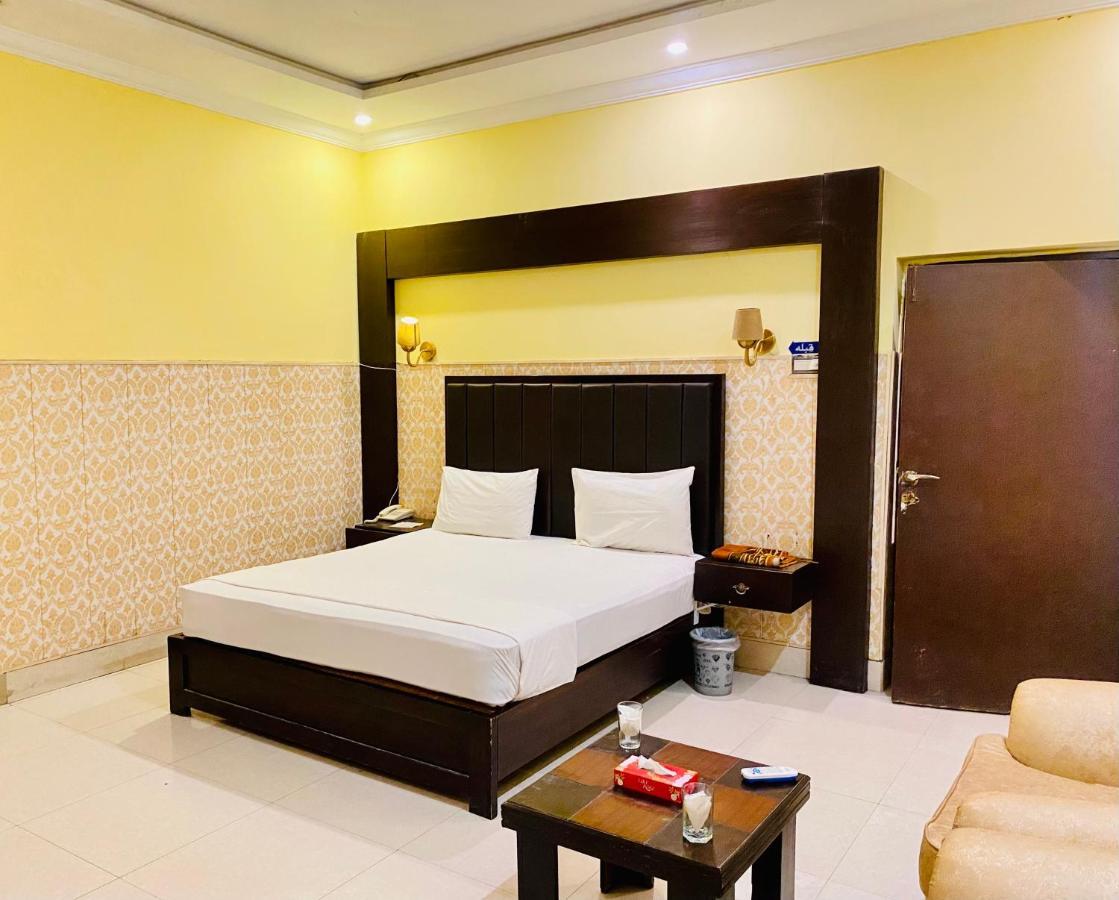 Hotel Royal One Multan Eksteriør billede