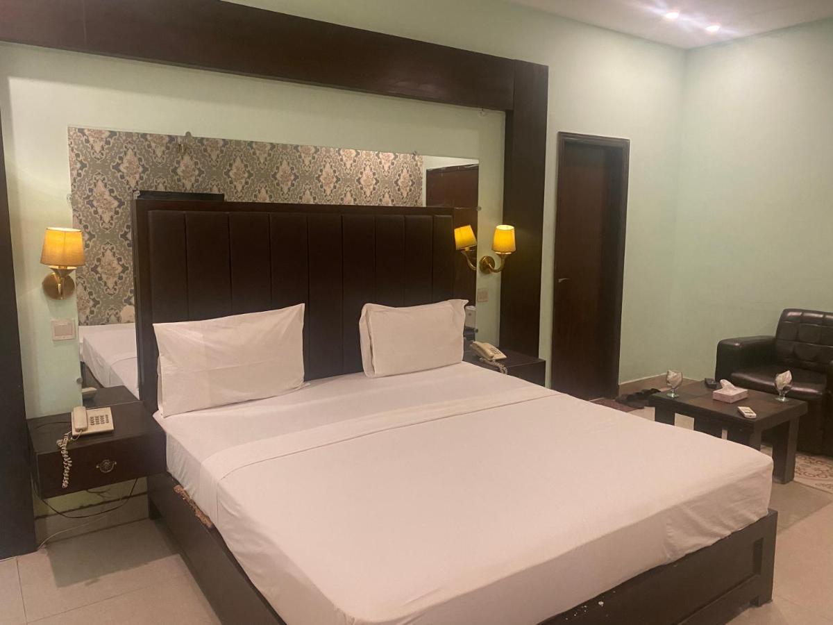 Hotel Royal One Multan Eksteriør billede
