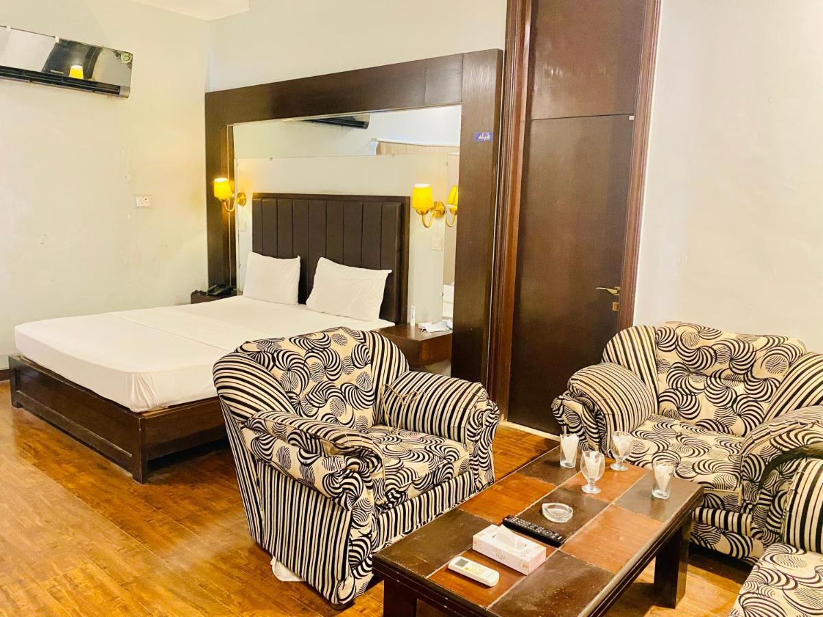 Hotel Royal One Multan Eksteriør billede