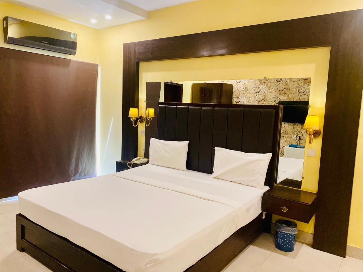 Hotel Royal One Multan Eksteriør billede