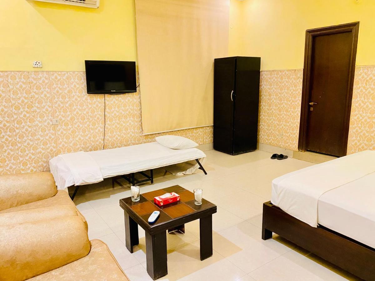 Hotel Royal One Multan Eksteriør billede